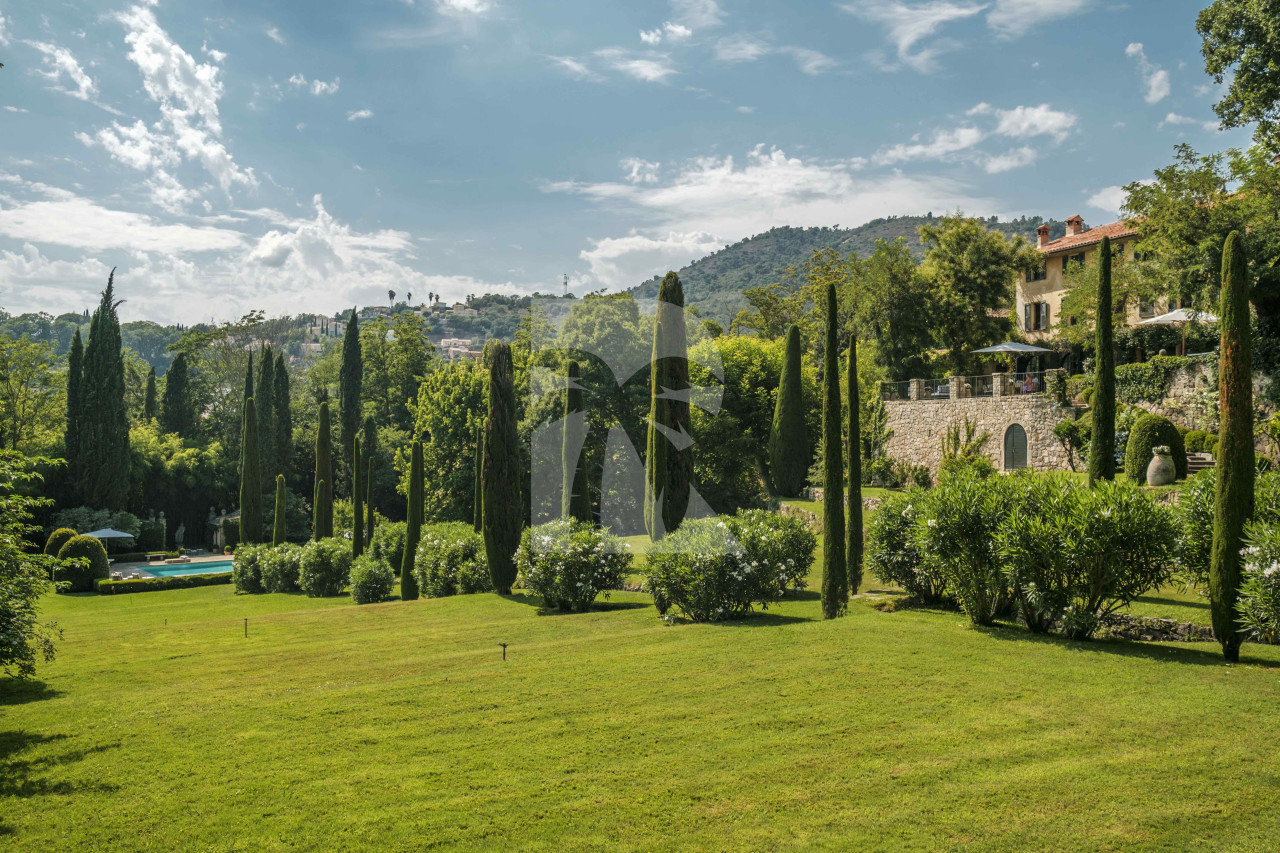villa in Mougins : Rent this magnificent 6 bedroom domaine located in a magical setting with a Tennis court - Photo 4