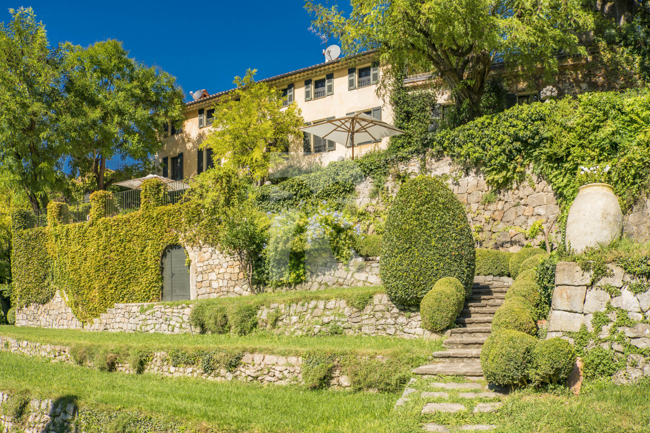 villa in Mougins : Rent this magnificent 6 bedroom domaine located in a magical setting with a Tennis court - Photo 3