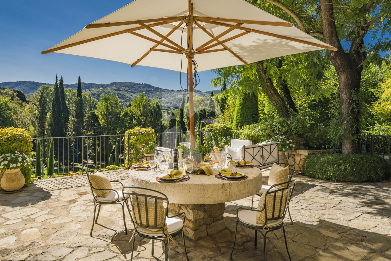 villa in Mougins : Rent this magnificent 6 bedroom domaine located in a magical setting with a Tennis court - Photo 7