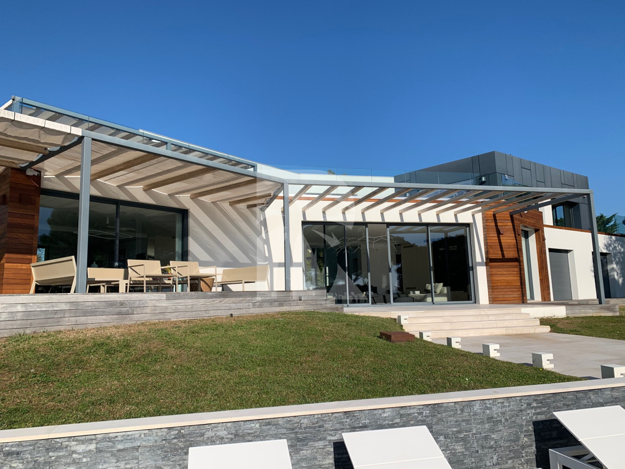 villa in Cannes : Rent Ultra Modern 7 bedroom villa overlooking the Islands off Cannes with easy access into the Croisette - Photo 1