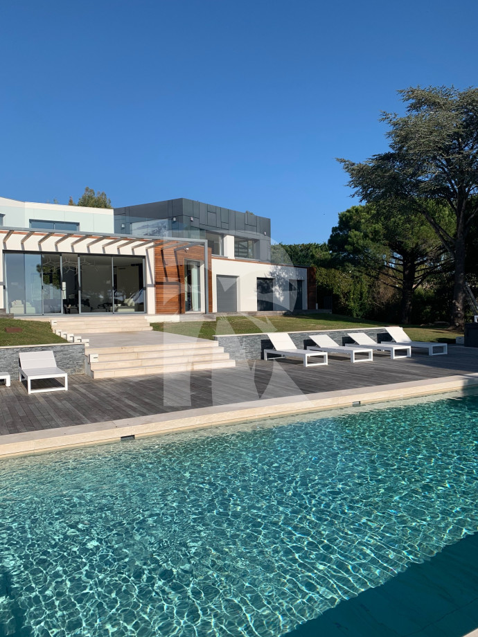villa in Cannes : Rent Ultra Modern 7 bedroom villa overlooking the Islands off Cannes with easy access into the Croisette - Photo 6