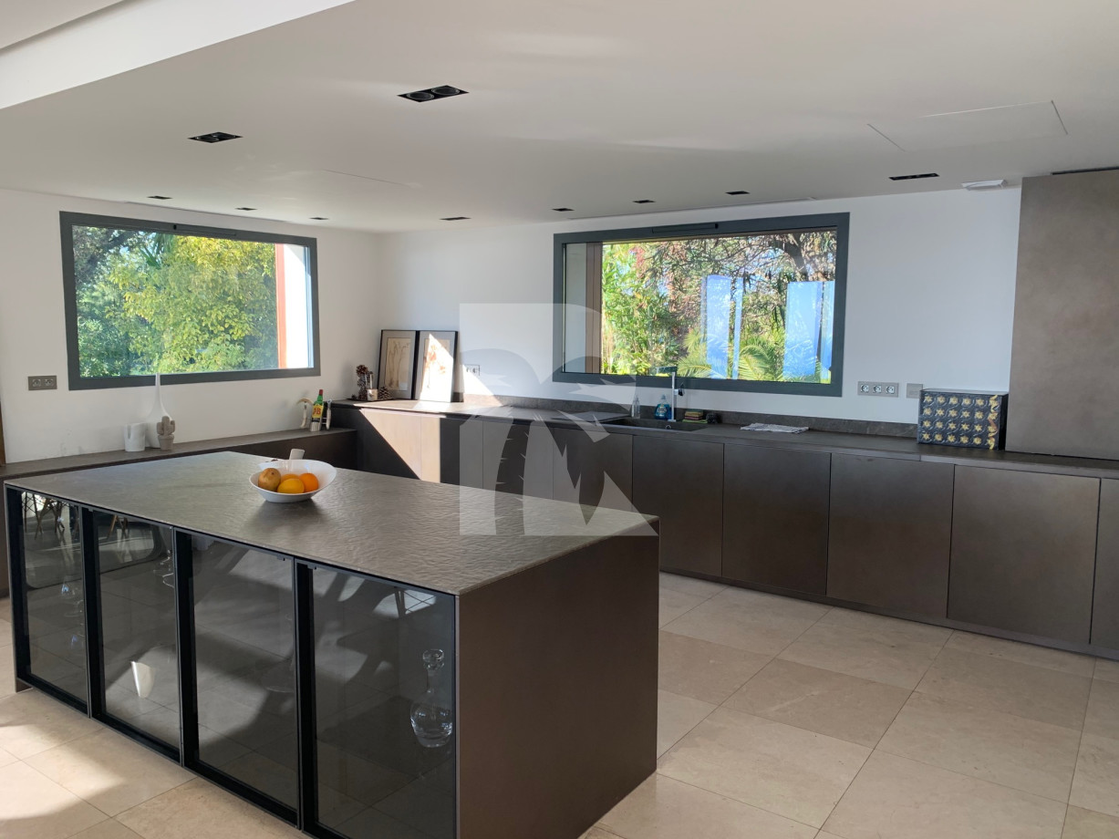 villa in Cannes : Rent Ultra Modern 7 bedroom villa overlooking the Islands off Cannes with easy access into the Croisette - Photo 2