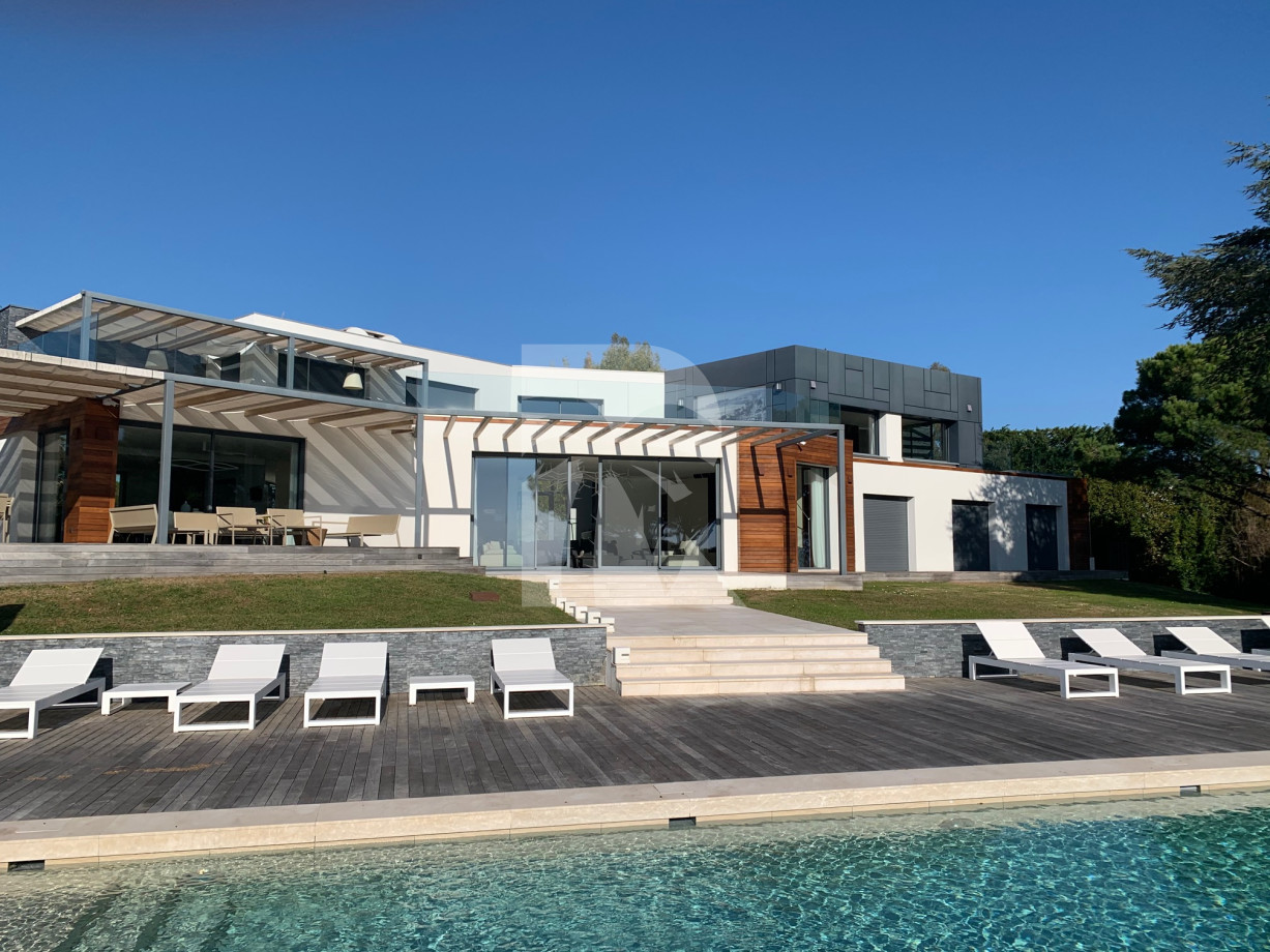 villa in Cannes : Rent Ultra Modern 7 bedroom villa overlooking the Islands off Cannes with easy access into the Croisette - Photo 0