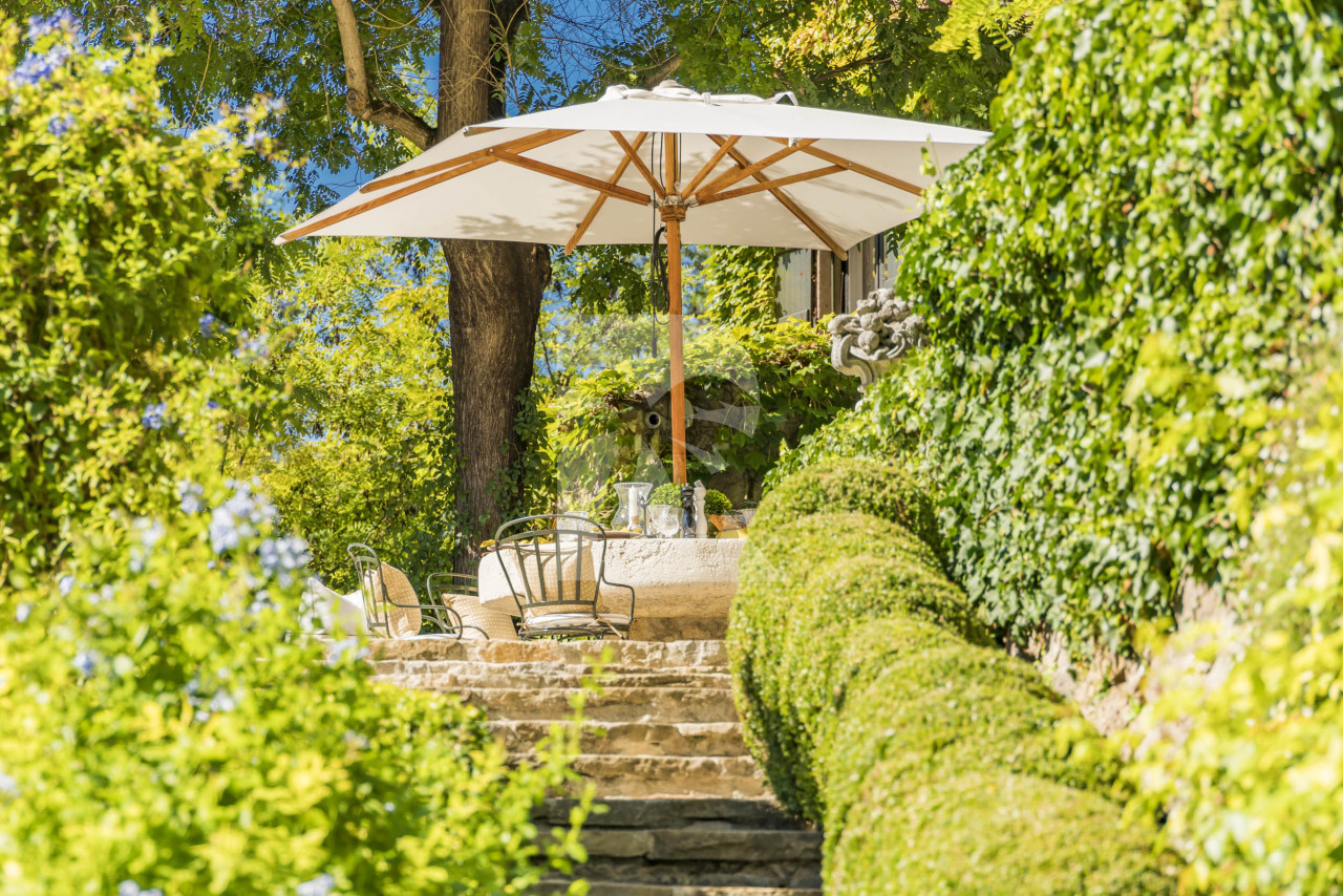 villa in Mougins : Rent this magnificent 6 bedroom domaine located in a magical setting with a Tennis court - Photo 5