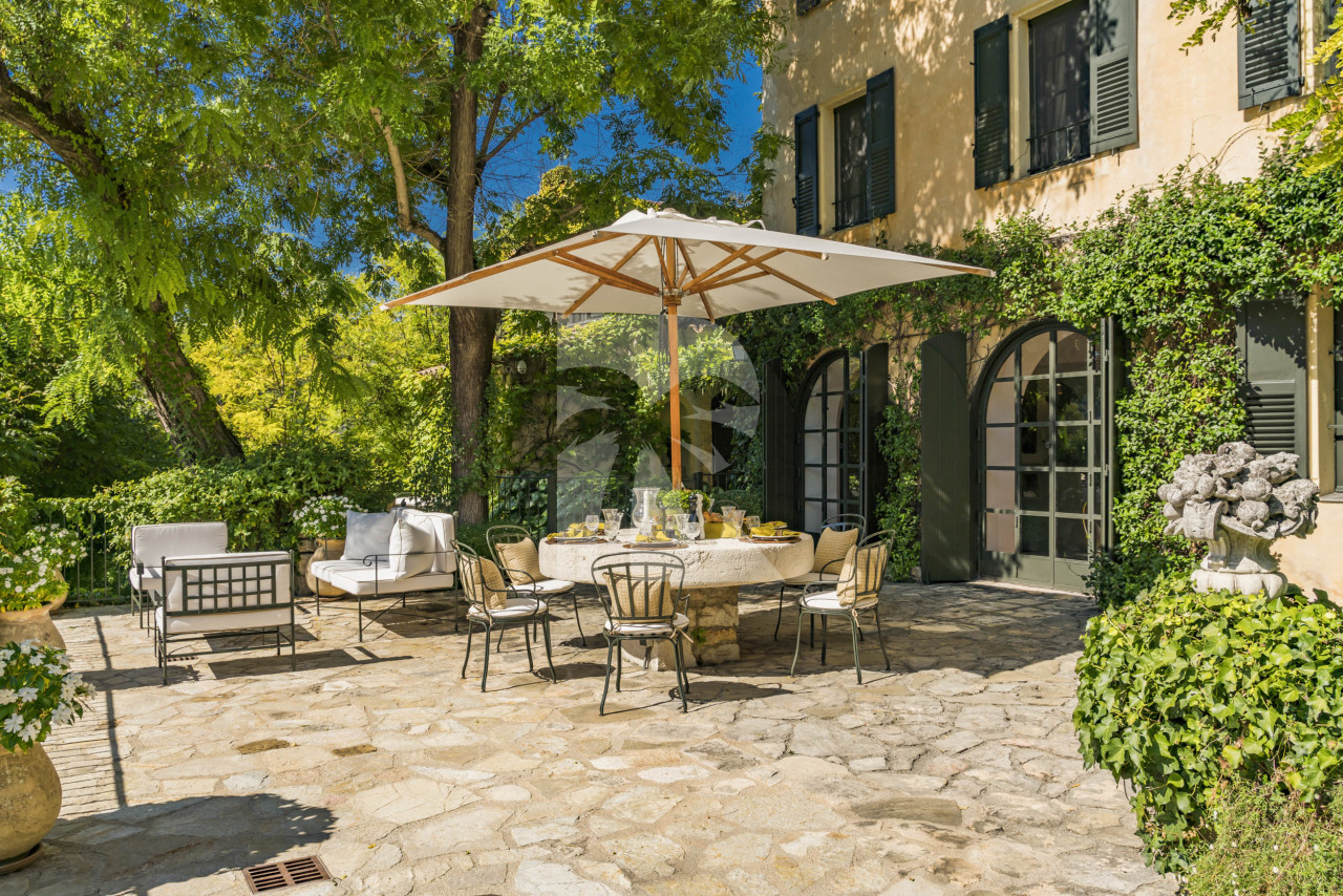 villa in Mougins : Rent this magnificent 6 bedroom domaine located in a magical setting with a Tennis court - Photo 6