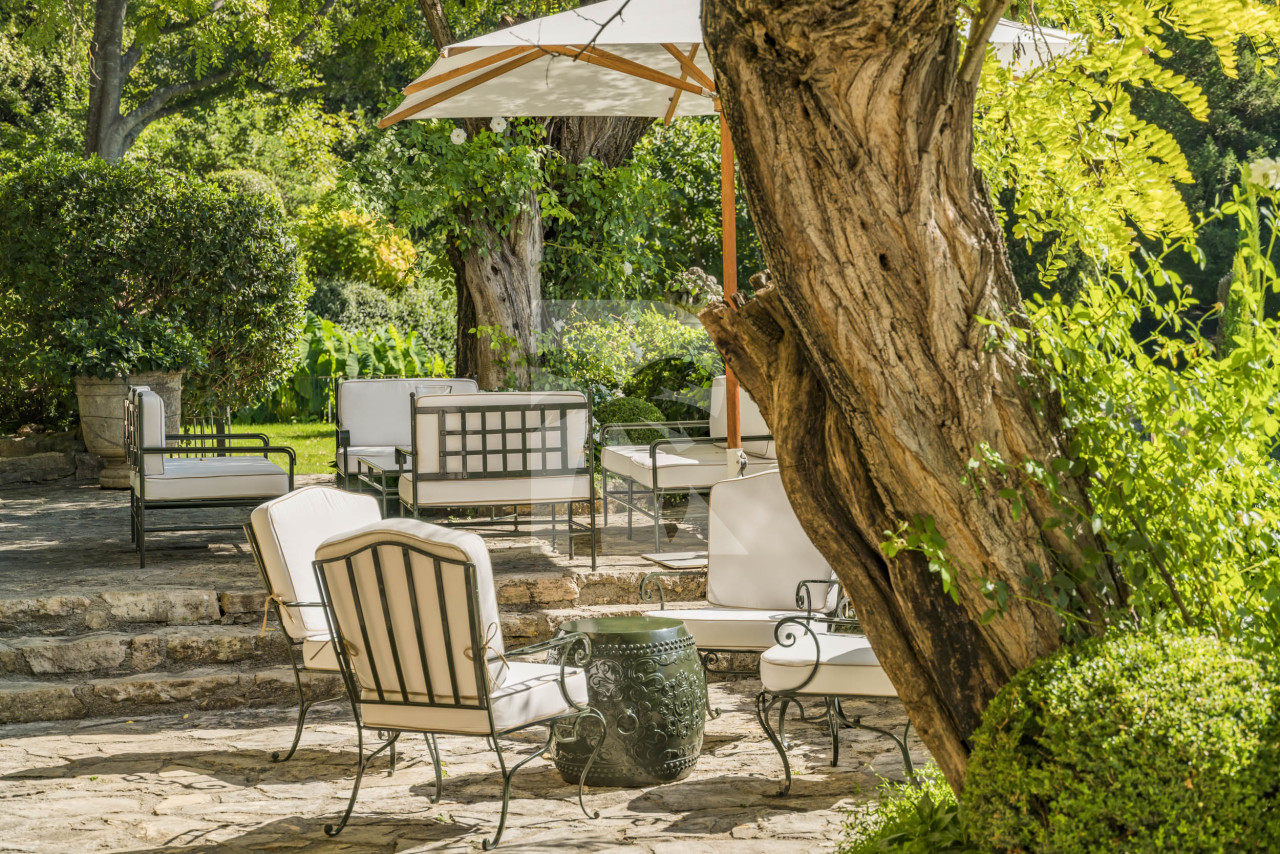 villa in Mougins : Rent this magnificent 6 bedroom domaine located in a magical setting with a Tennis court - Photo 8