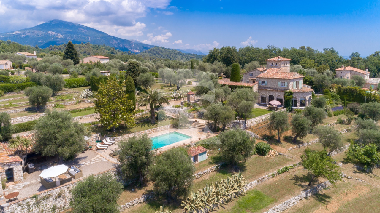 villa in Châteauneuf-Grasse : Rent magnificent villa with a breathtaking view over the French Riviera - Photo 1