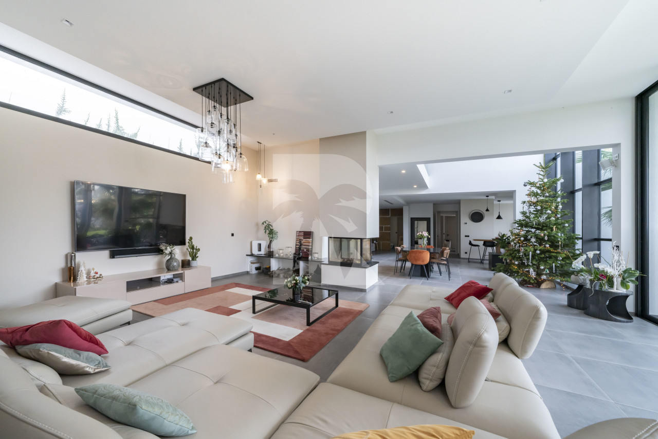 villa in Mougins : Rent this brand new villa located up to the hill in Mouans Sartoux with 5 bedrooms. - Photo 2