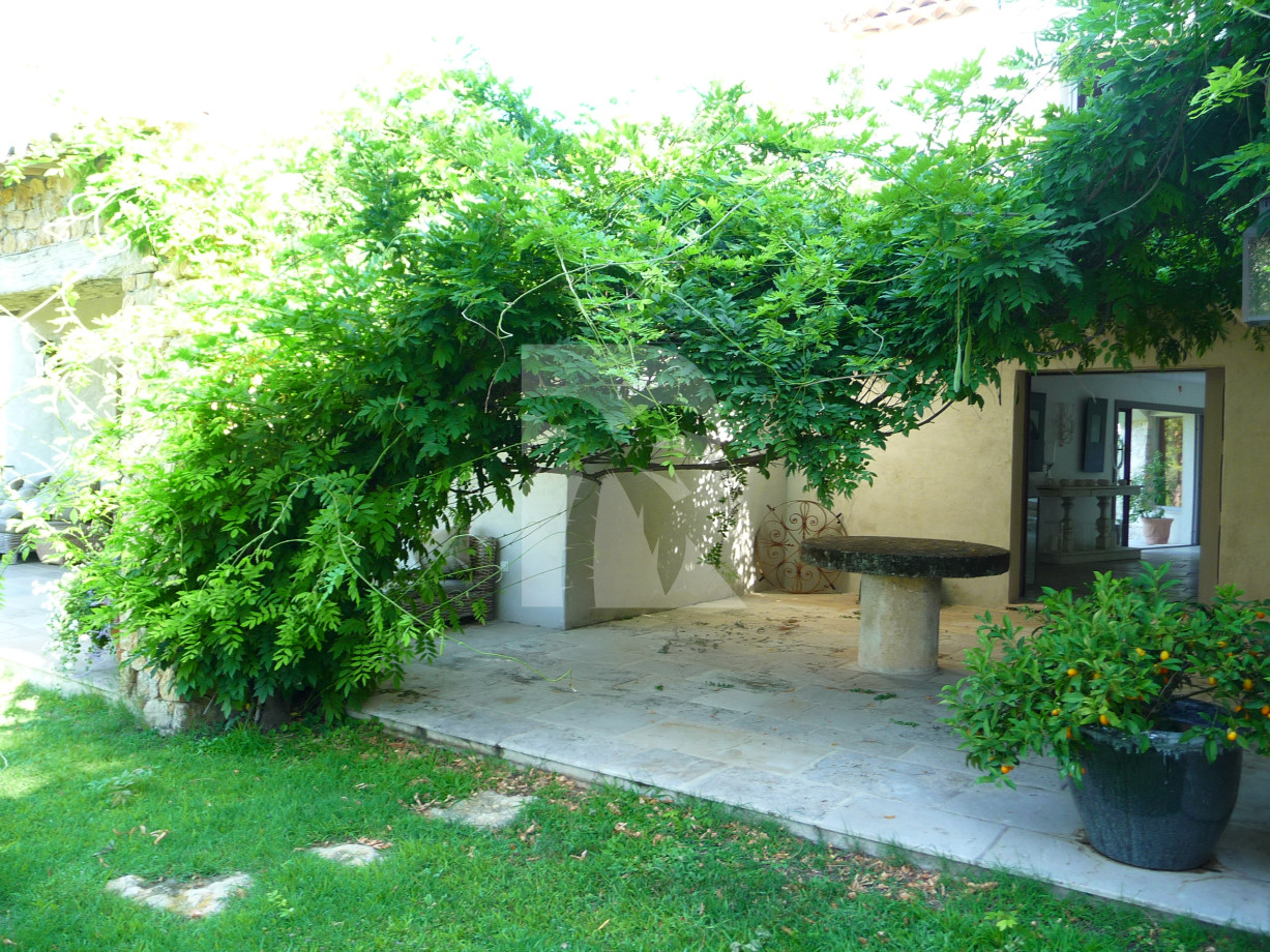 villa in Mougins : Rent this lovely Bastide in Mougins with 6 bedrooms and a tennis court. - Photo 5