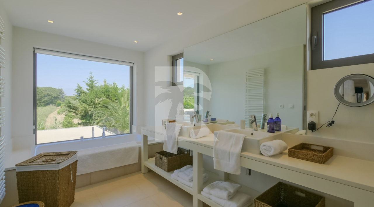 villa in St Tropez : Rent this contemporary villa located just a few minutes from the famous beach 'les Salins' which can accommodate up to 10 guests. - Photo 11