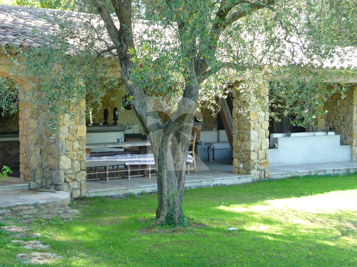 villa in Mougins : Rent this lovely Bastide in Mougins with 6 bedrooms and a tennis court. - Photo 9