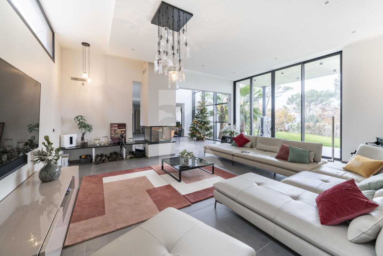 villa in Mougins : Rent this brand new villa located up to the hill in Mouans Sartoux with 5 bedrooms. - Photo 1