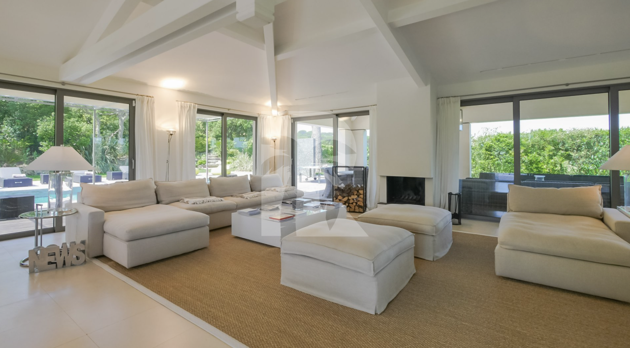 villa in St Tropez : Rent this contemporary villa located just a few minutes from the famous beach 'les Salins' which can accommodate up to 10 guests. - Photo 5