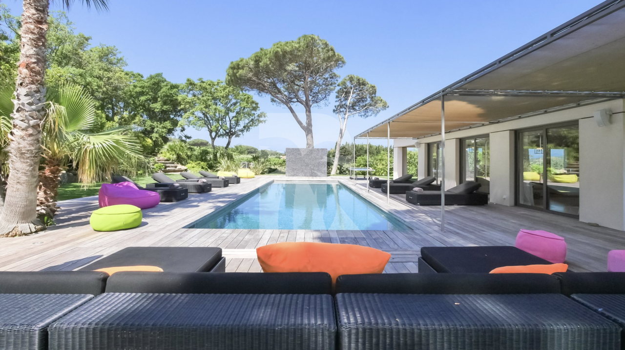 villa in St Tropez : Rent this contemporary villa located just a few minutes from the famous beach 'les Salins' which can accommodate up to 10 guests. - Photo 2