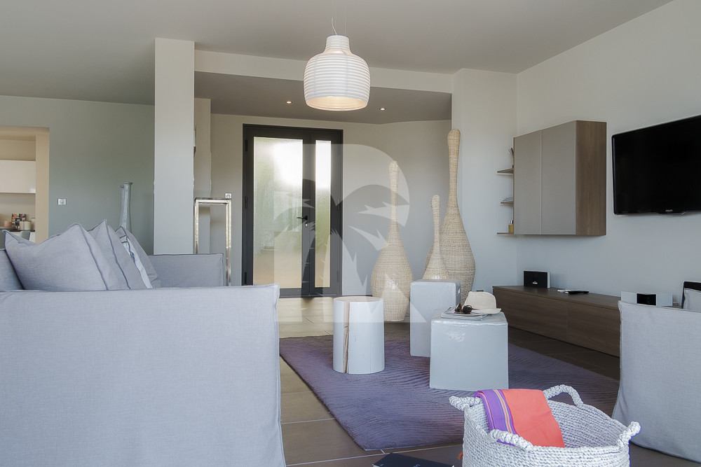 villa in  : Rent this contemporary villa with direct access to the beach, pétanque court, helipad. - Photo 12