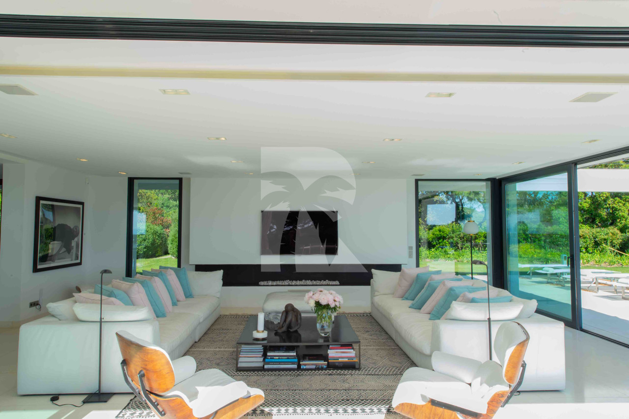 villa in St Tropez : Rent wonderful contemporary villa with sea view in Ramatuelle - Photo 3