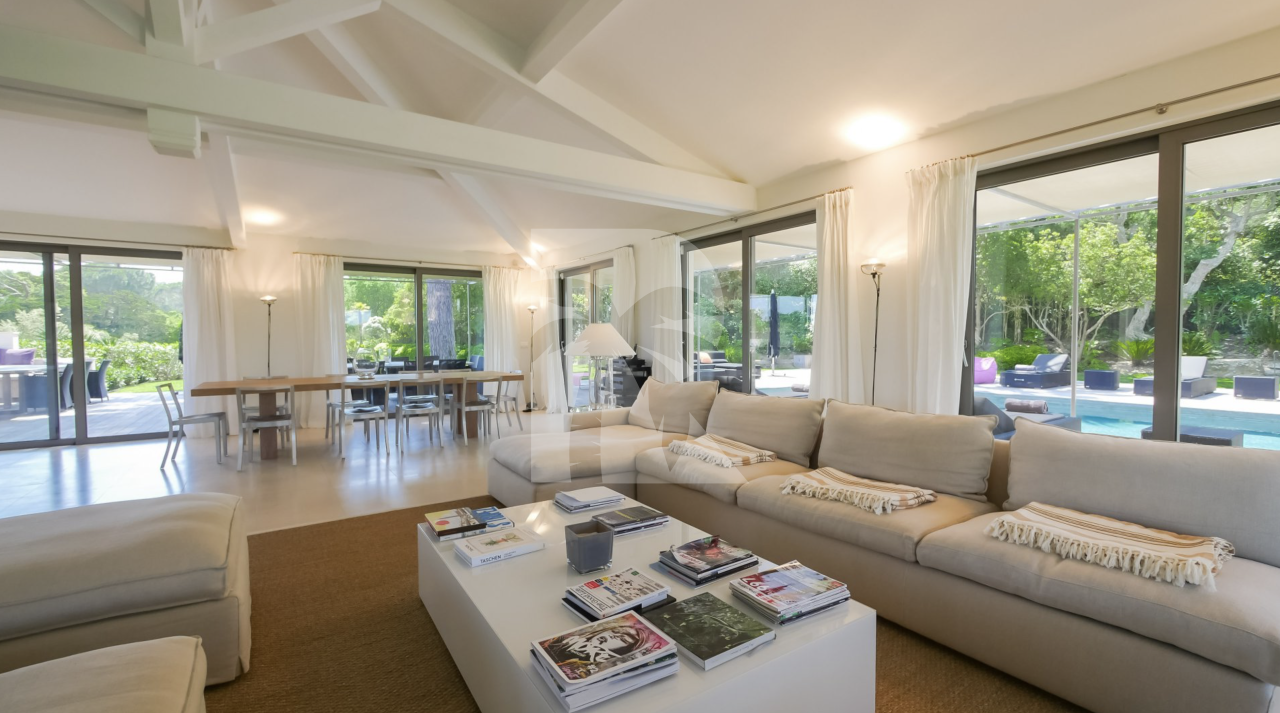 villa in St Tropez : Rent this contemporary villa located just a few minutes from the famous beach 'les Salins' which can accommodate up to 10 guests. - Photo 6