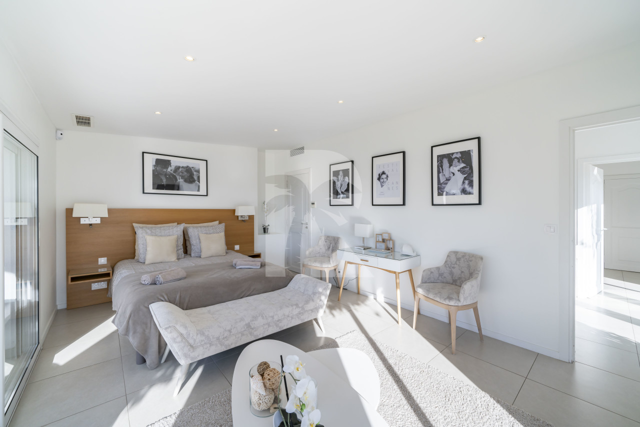 villa in Cannes : Rent this 6 bedroom villa with a gorgeous sea view. - Photo 10