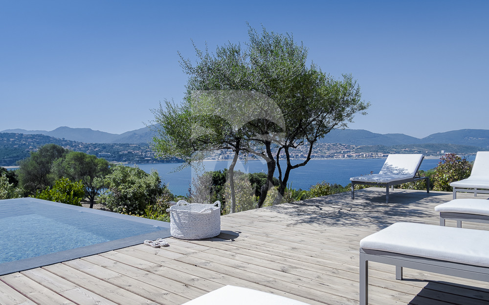 villa in  : Rent this contemporary villa with direct access to the beach, pétanque court, helipad. - Photo 4