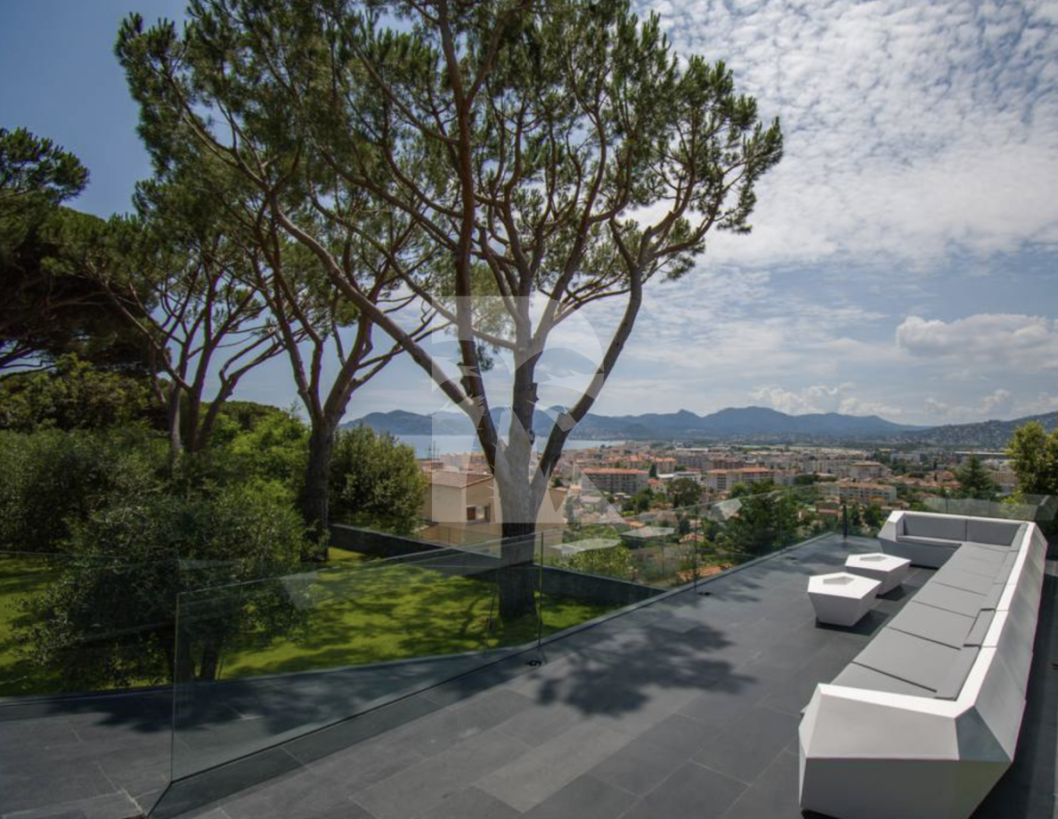 villa in Cannes : Rent this brand new renovated villa up to the hill in La Croix des Gardes - Photo 10