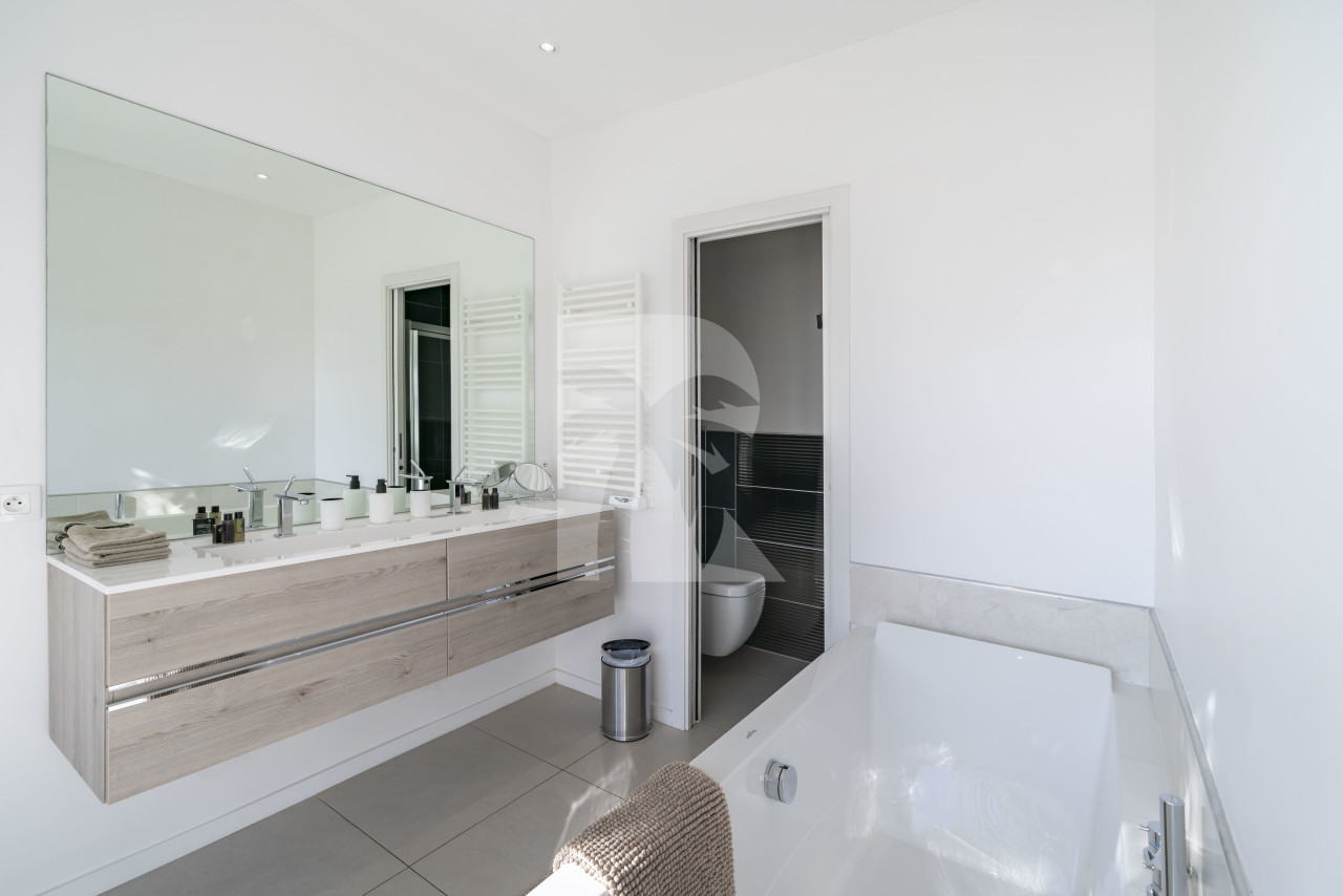 villa in Cannes : Rent this 6 bedroom villa with a gorgeous sea view. - Photo 12