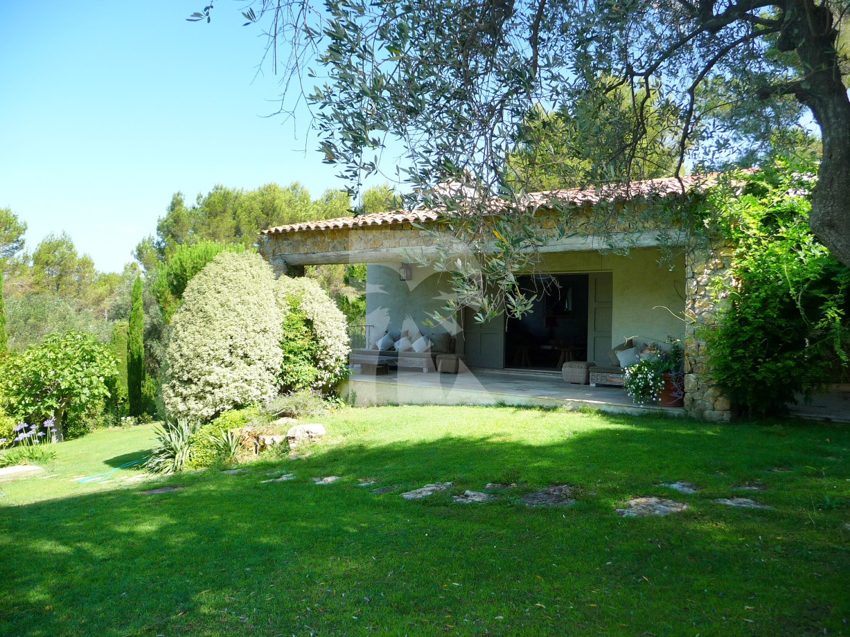 villa in Mougins : Rent this lovely Bastide in Mougins with 6 bedrooms and a tennis court. - Photo 1