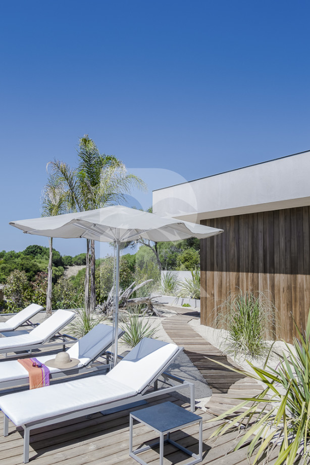 villa in  : Rent this contemporary villa with direct access to the beach, pétanque court, helipad. - Photo 5