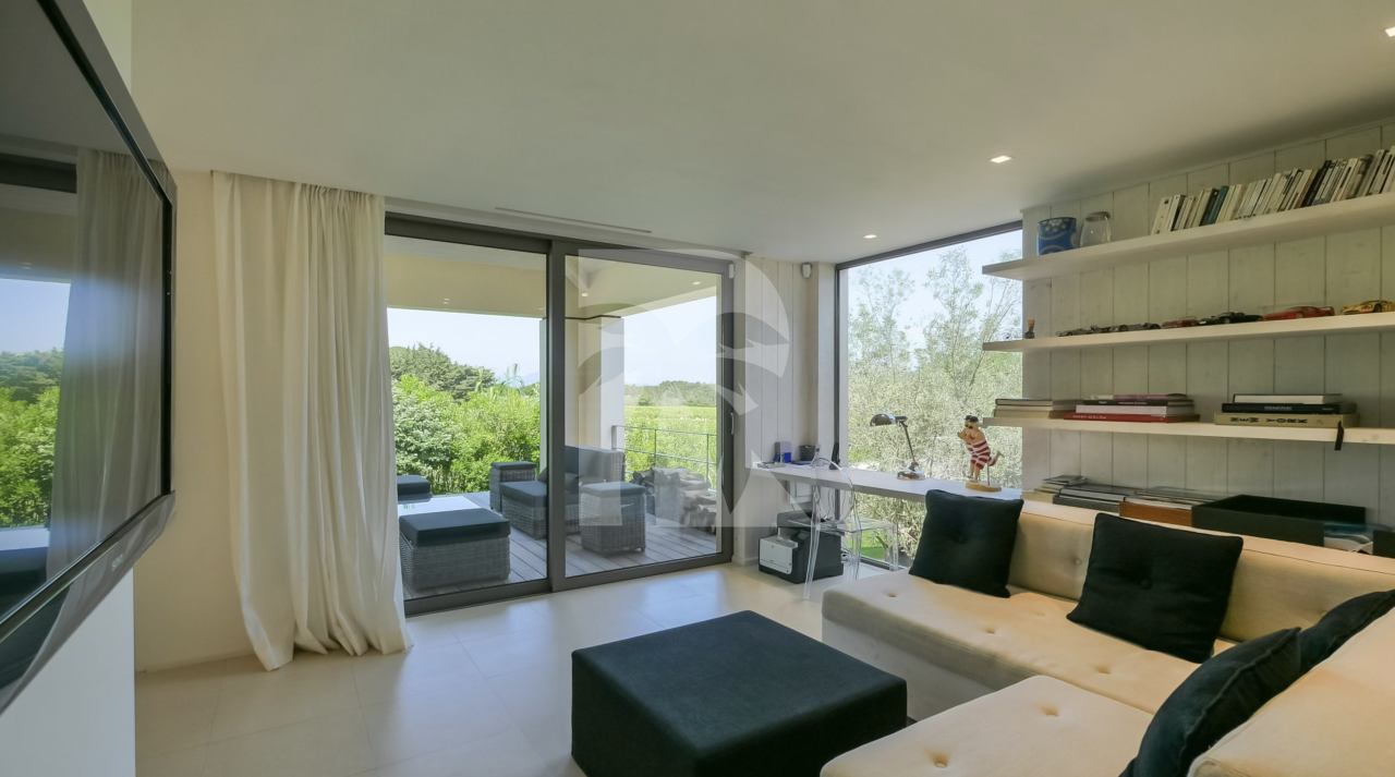 villa in St Tropez : Rent this contemporary villa located just a few minutes from the famous beach 'les Salins' which can accommodate up to 10 guests. - Photo 9