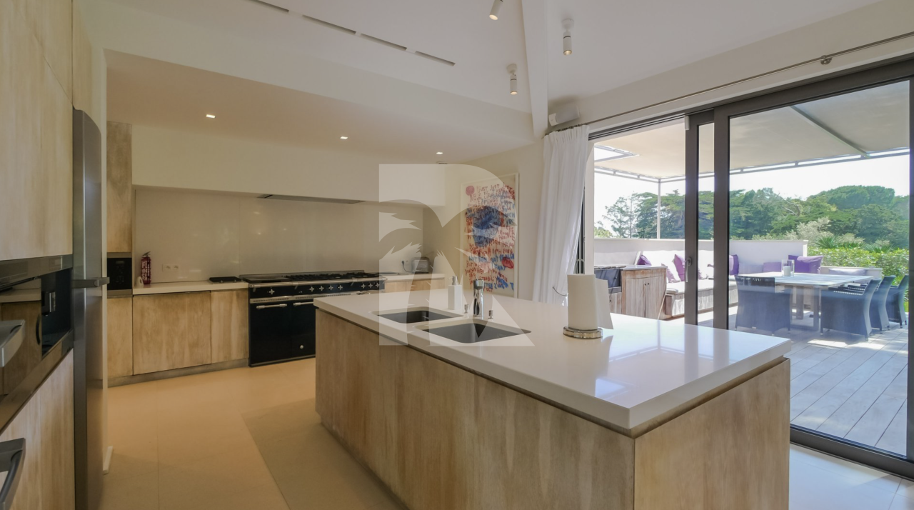 villa in St Tropez : Rent this contemporary villa located just a few minutes from the famous beach 'les Salins' which can accommodate up to 10 guests. - Photo 7