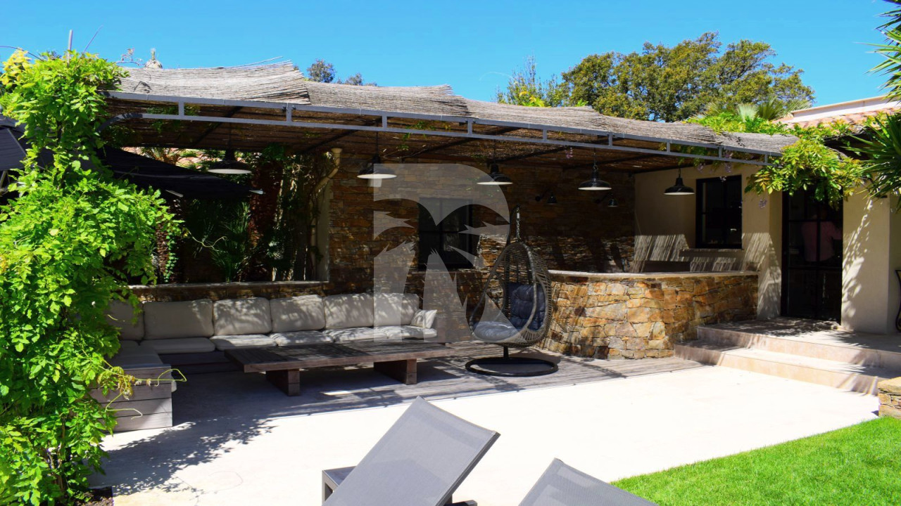 villa in St Tropez : Rent this beautiful newly renovated 7-bedrooms villa located in St Tropez - Photo 2