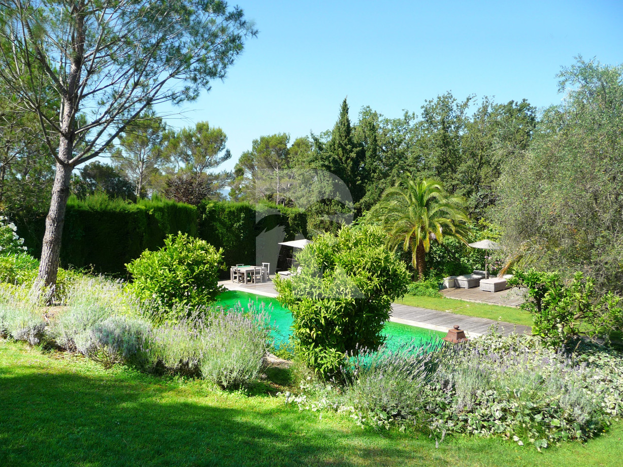 villa in Mougins : Rent this lovely Bastide in Mougins with 6 bedrooms and a tennis court. - Photo 10