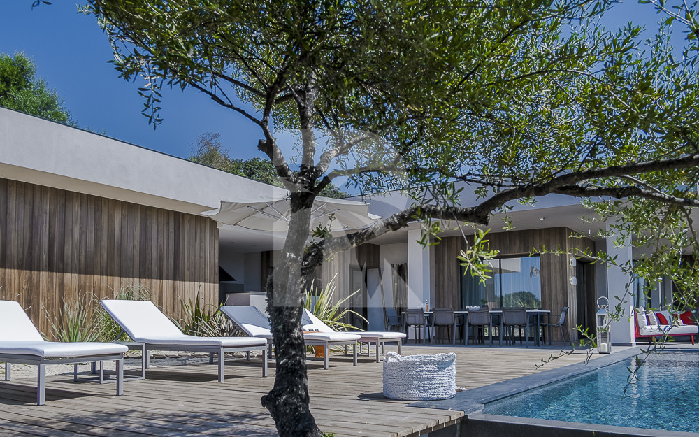 villa in  : Rent this contemporary villa with direct access to the beach, pétanque court, helipad. - Photo 9