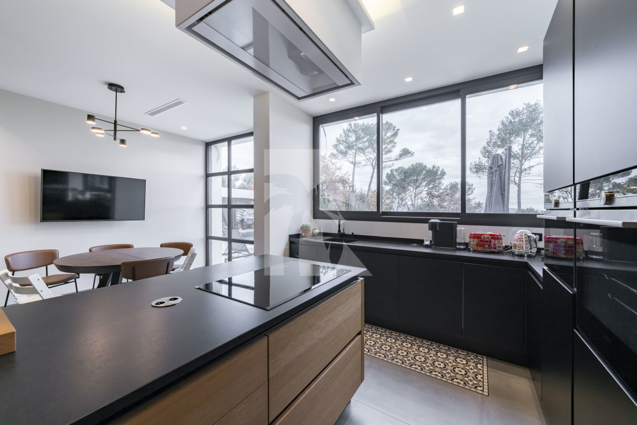 villa in Mougins : Rent this brand new villa located up to the hill in Mouans Sartoux with 5 bedrooms. - Photo 6