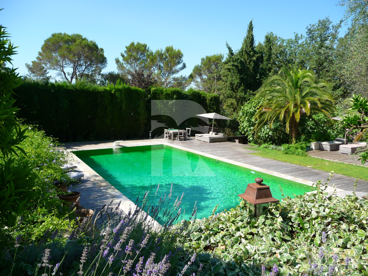 villa in Mougins : Rent this lovely Bastide in Mougins with 6 bedrooms and a tennis court. - Photo 2