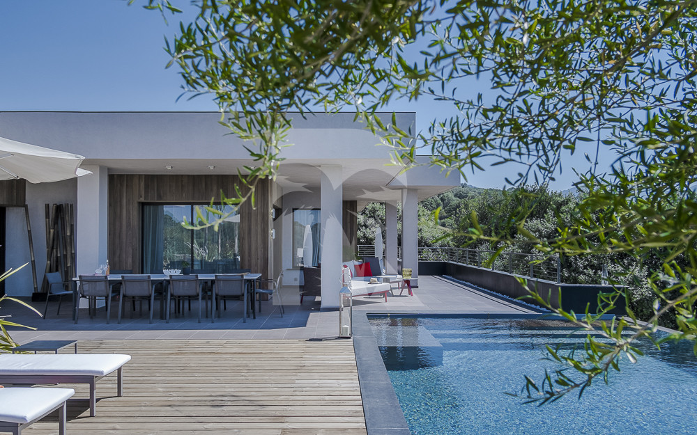 villa in  : Rent this contemporary villa with direct access to the beach, pétanque court, helipad. - Photo 6