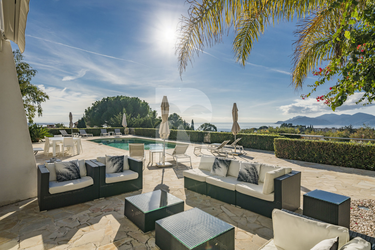 villa in Cannes : Rent this 6 bedroom villa with a gorgeous sea view. - Photo 9