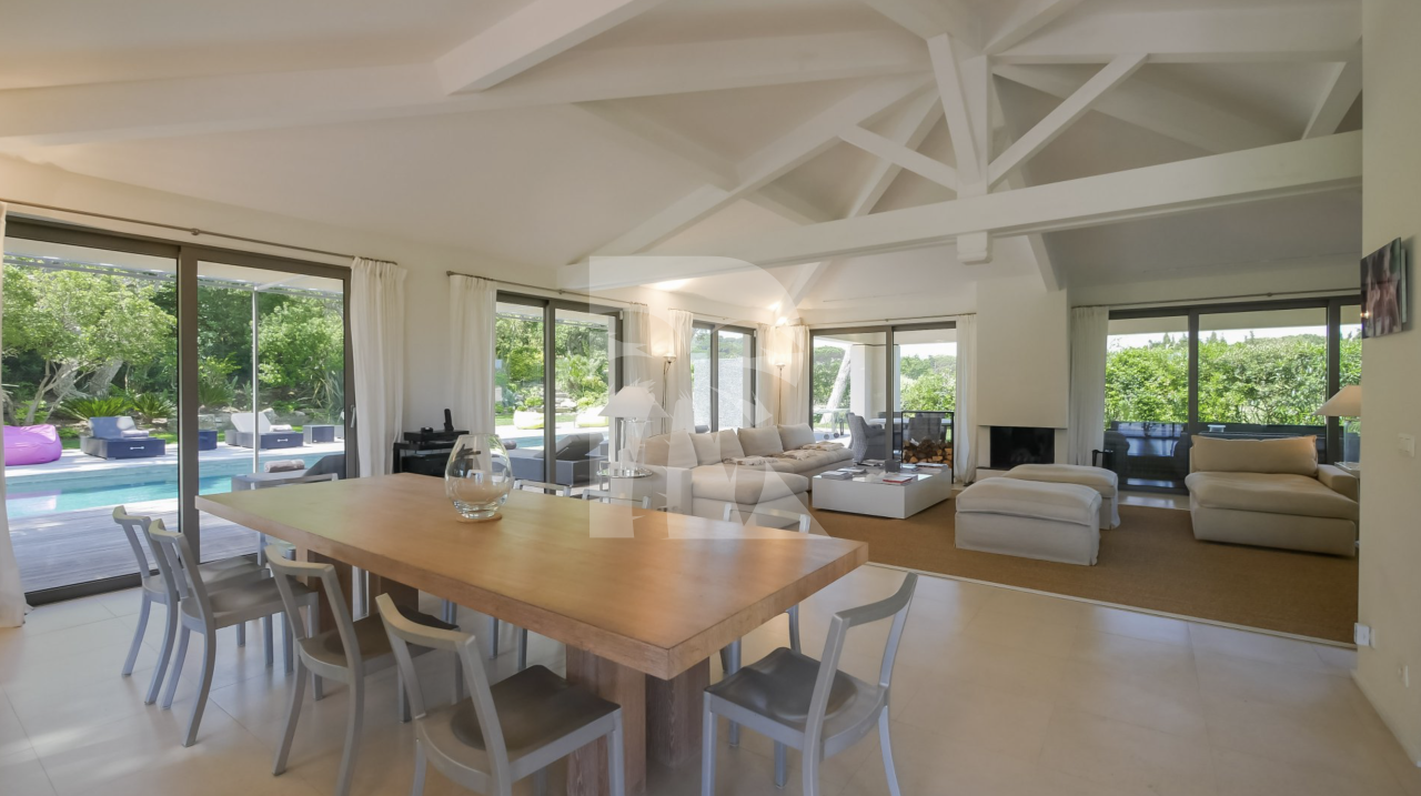 villa in St Tropez : Rent this contemporary villa located just a few minutes from the famous beach 'les Salins' which can accommodate up to 10 guests. - Photo 4