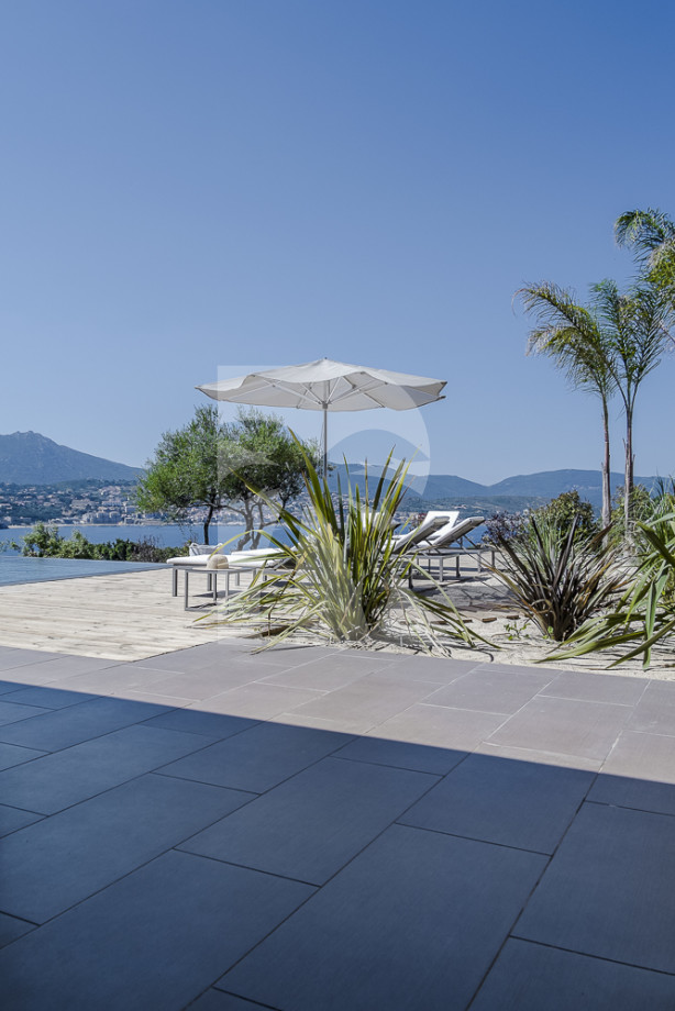 villa in  : Rent this contemporary villa with direct access to the beach, pétanque court, helipad. - Photo 1