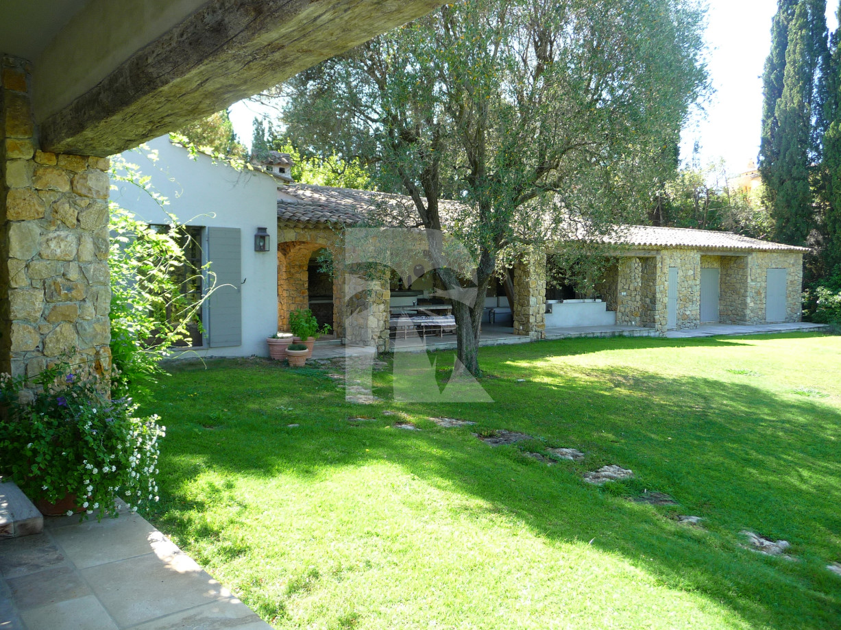 villa in Mougins : Rent this lovely Bastide in Mougins with 6 bedrooms and a tennis court. - Photo 8