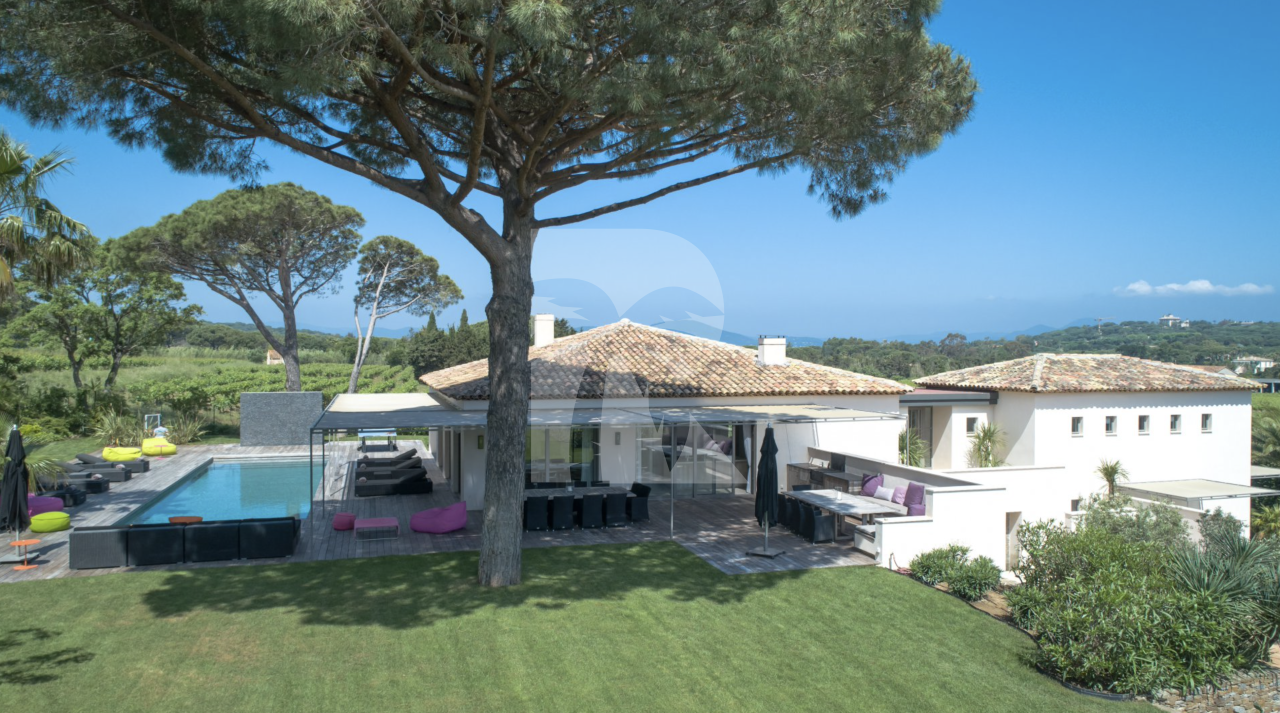villa in St Tropez : Rent this contemporary villa located just a few minutes from the famous beach 'les Salins' which can accommodate up to 10 guests. - Photo 1