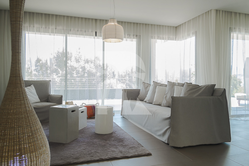 villa in  : Rent this contemporary villa with direct access to the beach, pétanque court, helipad. - Photo 11