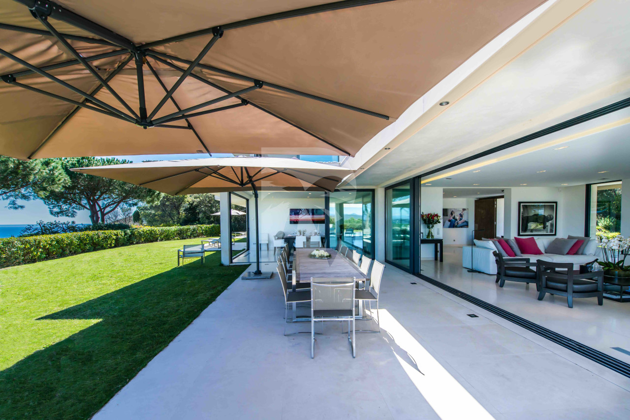 villa in St Tropez : Rent wonderful contemporary villa with sea view in Ramatuelle - Photo 6