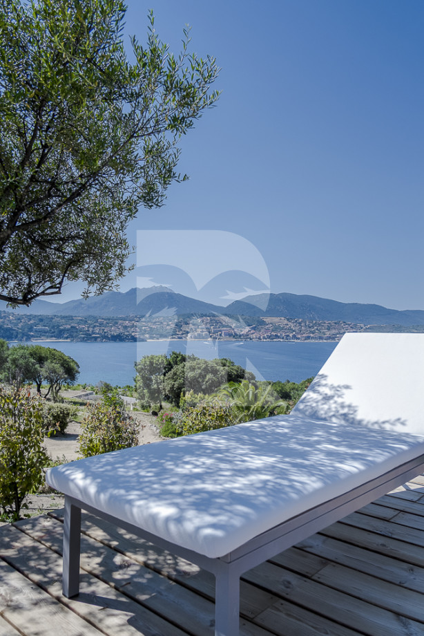 villa in  : Rent this contemporary villa with direct access to the beach, pétanque court, helipad. - Photo 7