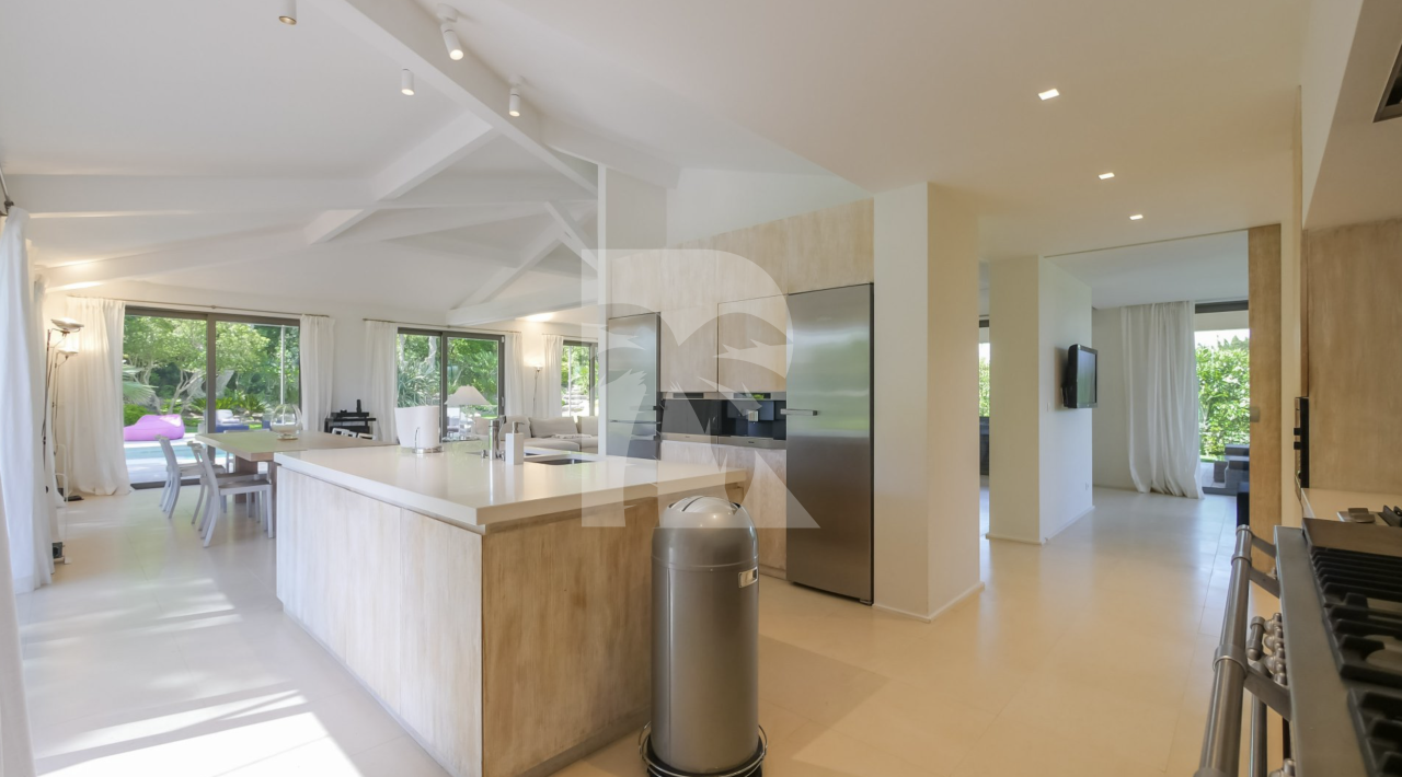 villa in St Tropez : Rent this contemporary villa located just a few minutes from the famous beach 'les Salins' which can accommodate up to 10 guests. - Photo 8