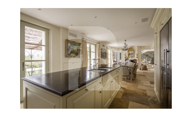 villa in Mougins : Rent wonderful 5 bedroom villa walking distance to Mougins Village - Photo 3