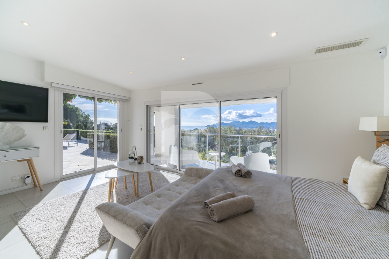 villa in Cannes : Rent this 6 bedroom villa with a gorgeous sea view. - Photo 11