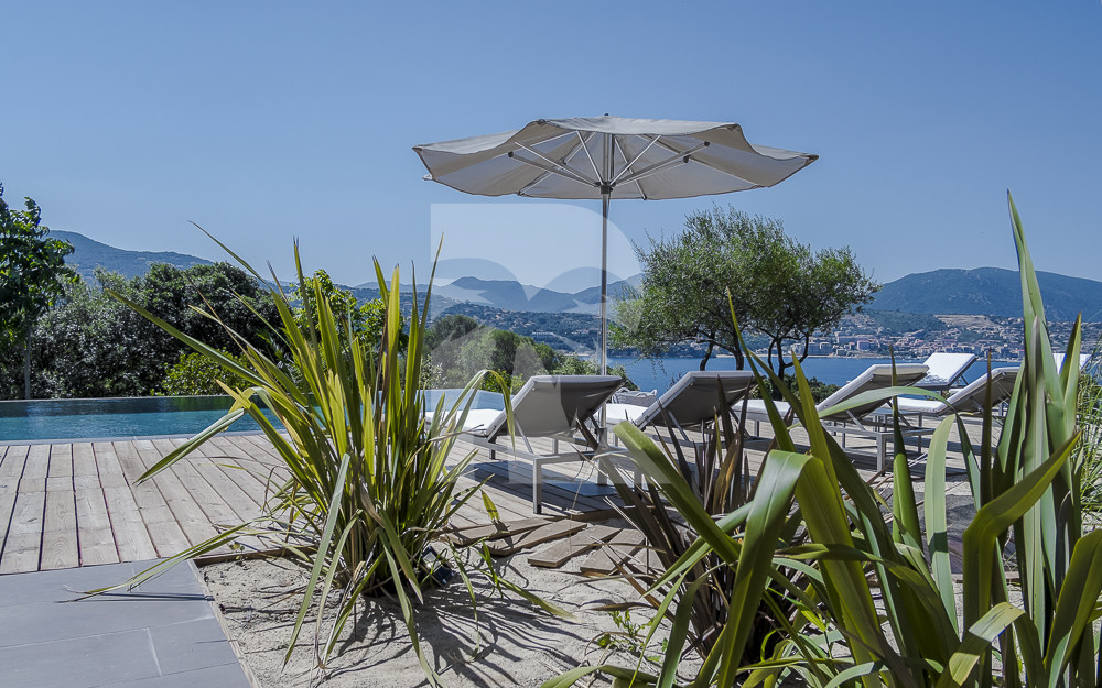 villa in  : Rent this contemporary villa with direct access to the beach, pétanque court, helipad. - Photo 3