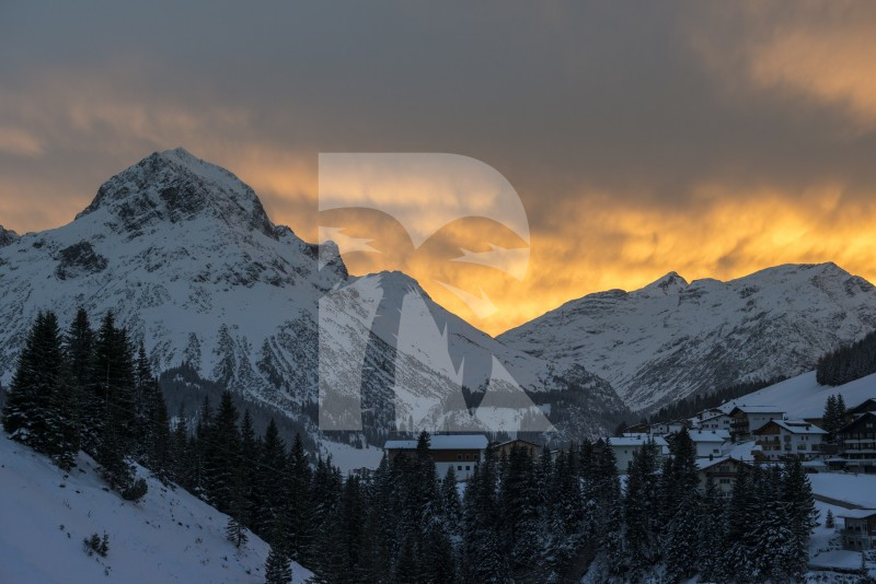 villa in Lech : Rent gorgeous 5-bedroom chalet in Lech - Photo 1