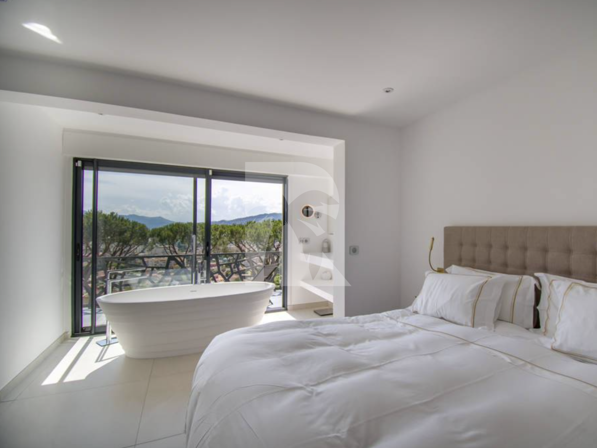 villa in Cannes : Rent this brand new renovated villa up to the hill in La Croix des Gardes - Photo 5