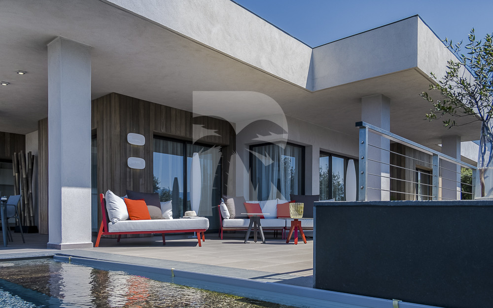 villa in  : Rent this contemporary villa with direct access to the beach, pétanque court, helipad. - Photo 8